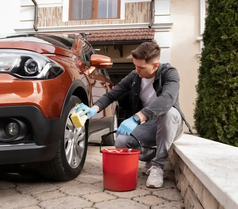 Lavage auto à domicile Appenai-sous-Bellême : professionnel intervenant sur un véhicule